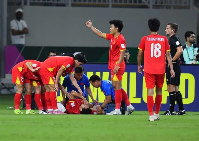 Bàn chơi Sic Bo với ba viên xúc xắc và các ô cược